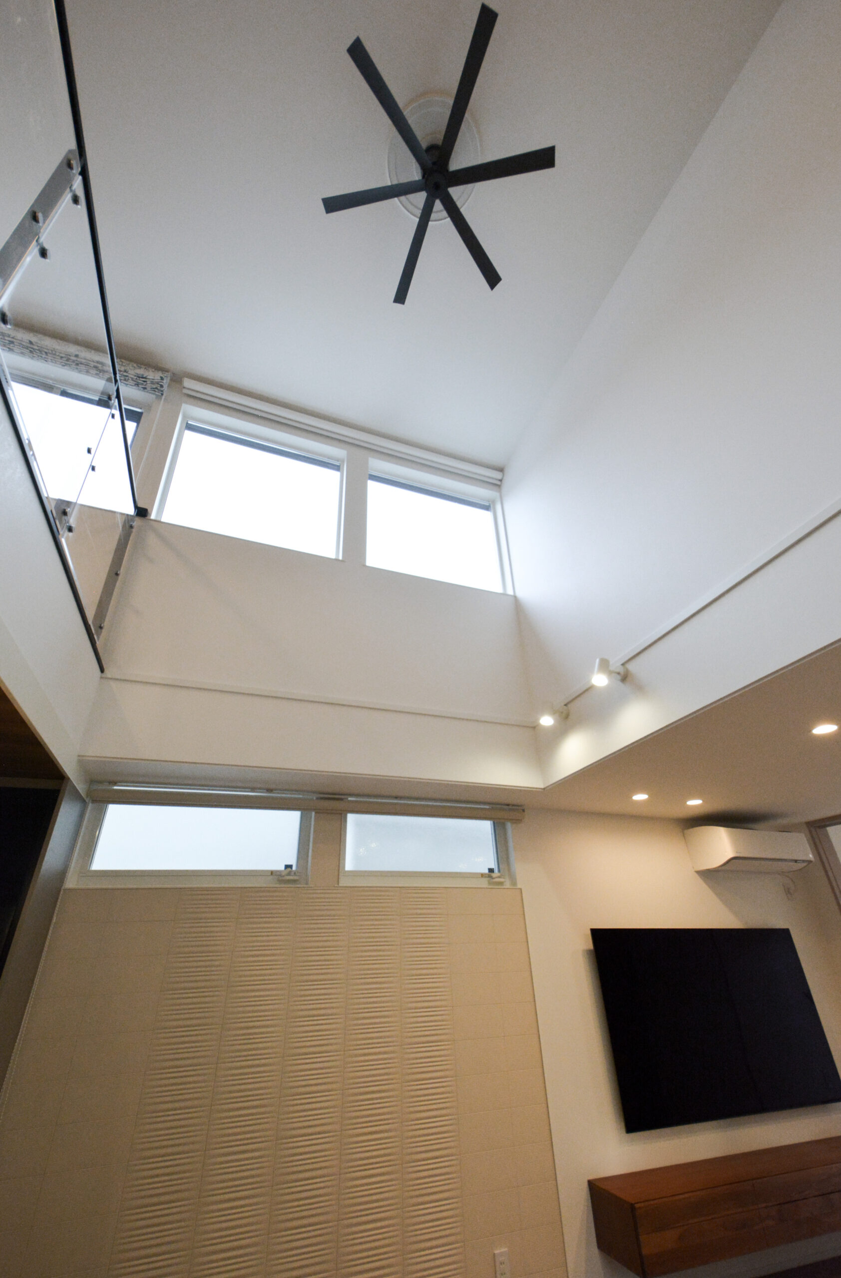 【LDK】
吹抜け。
晴れた日には窓一面に青空を見ることができます。