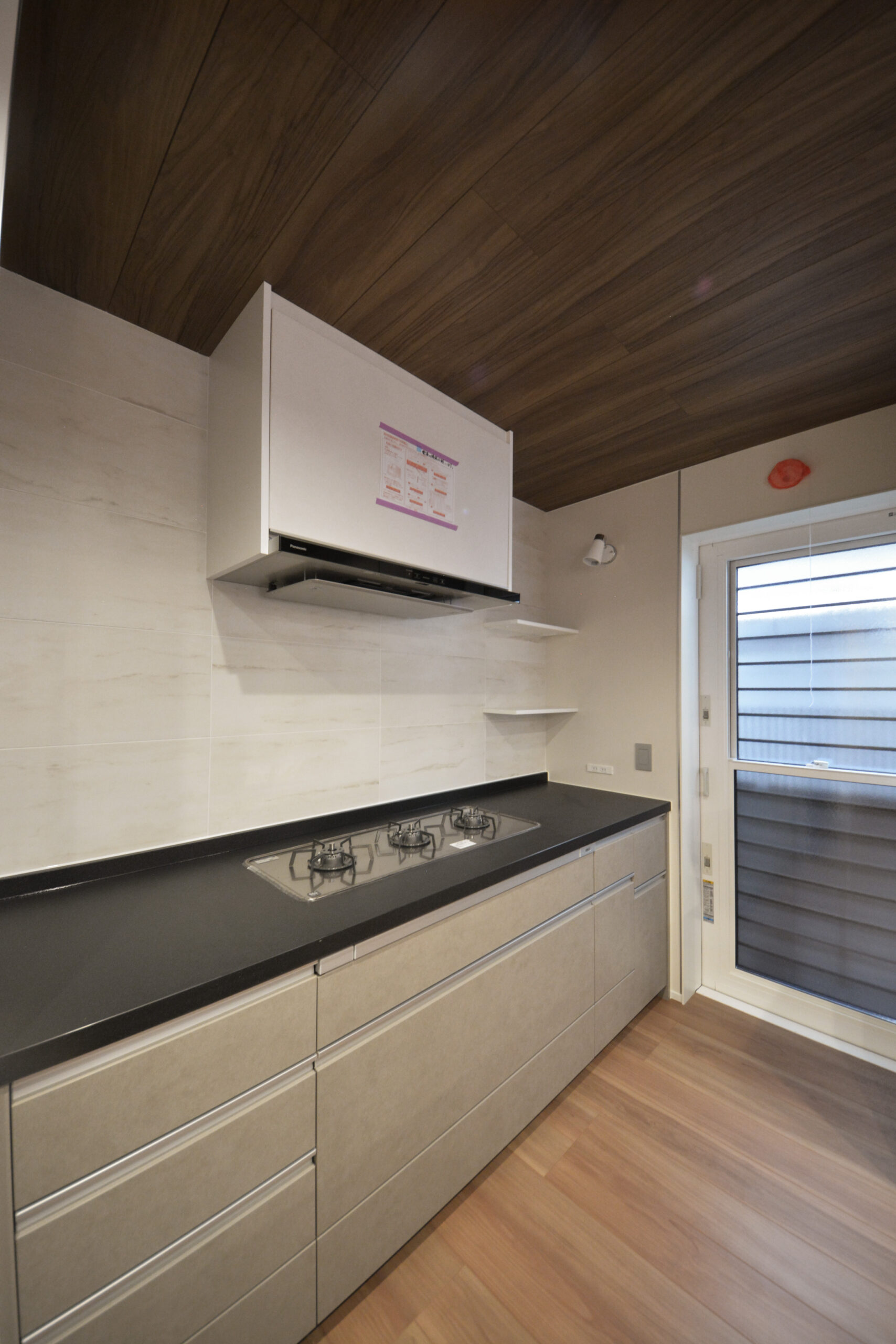 【キッチン】
コンロは3口が真横に並んだレイアウト。
一般的な三角の配置のものと異なり、どのコンロにも手を伸ばしやすいのが利点です。