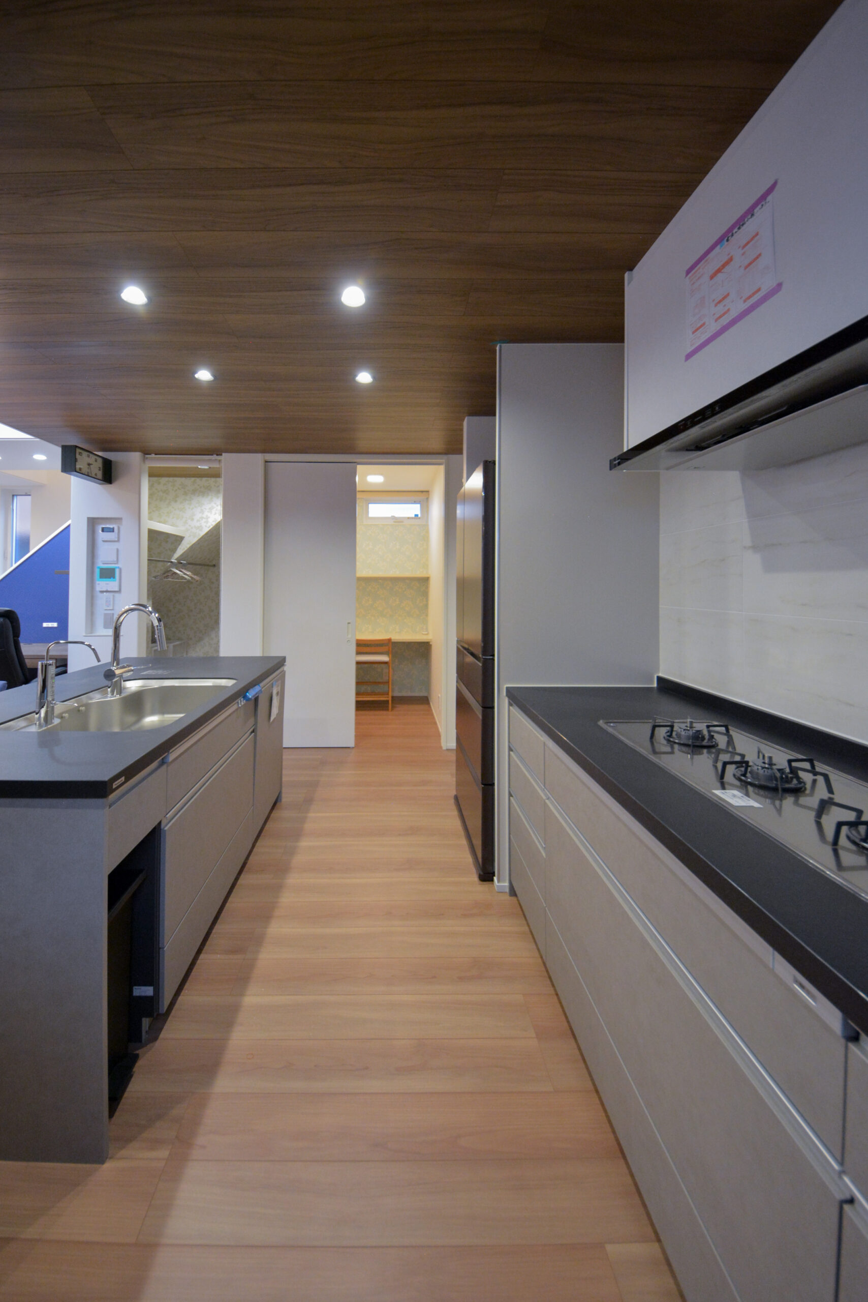 【キッチン】
キッチンは移動距離が短くお料理がしやすいセパレート型（II型）キッチン。