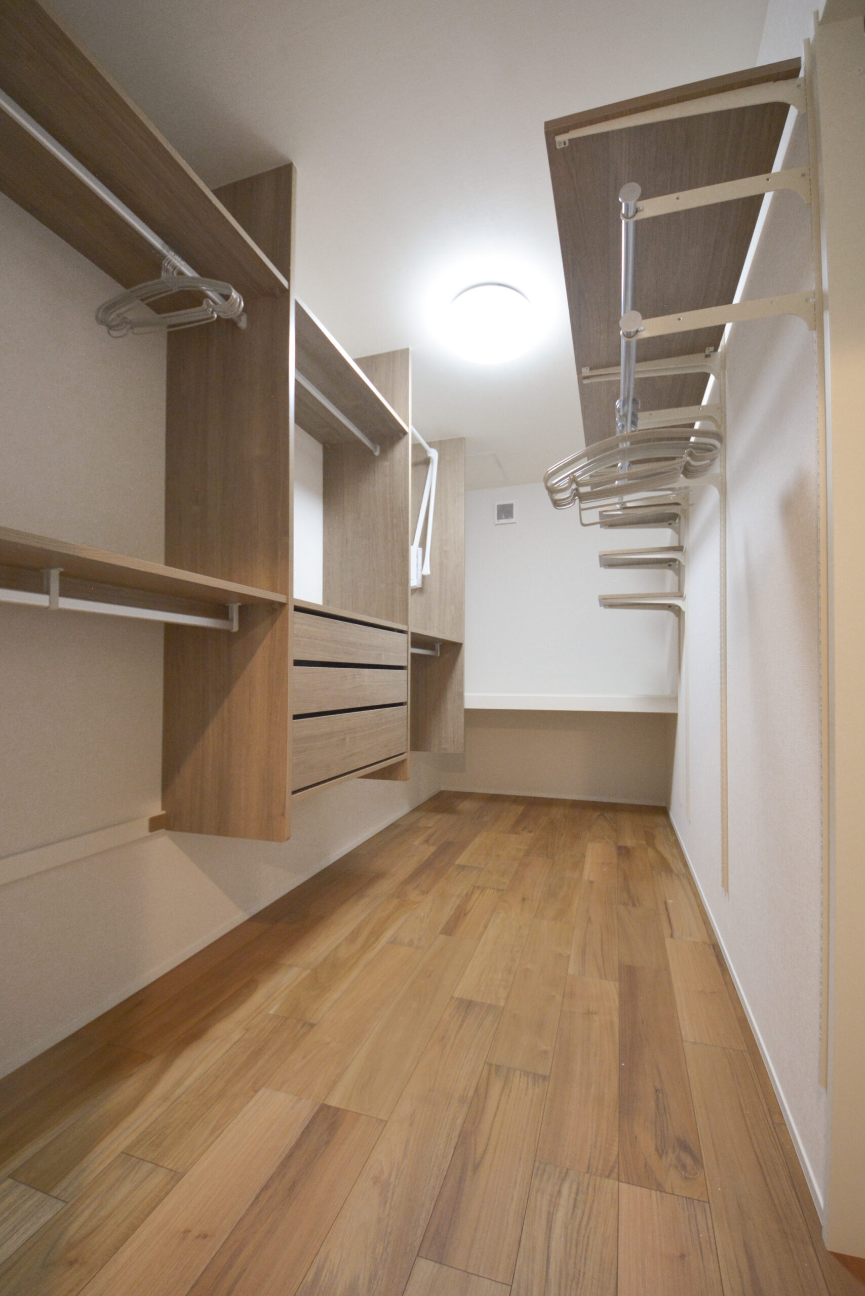 【ウォークインクローゼット】
廊下からも隣の主寝室からも出入りできる大きなウォークインクローゼット。