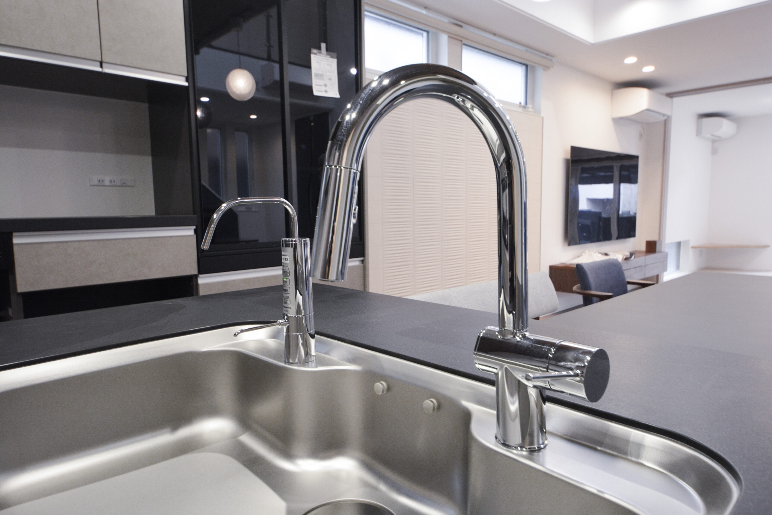 【キッチン水栓】
水栓の開け閉めが簡単にできるタッチレス水栓を採用しています。