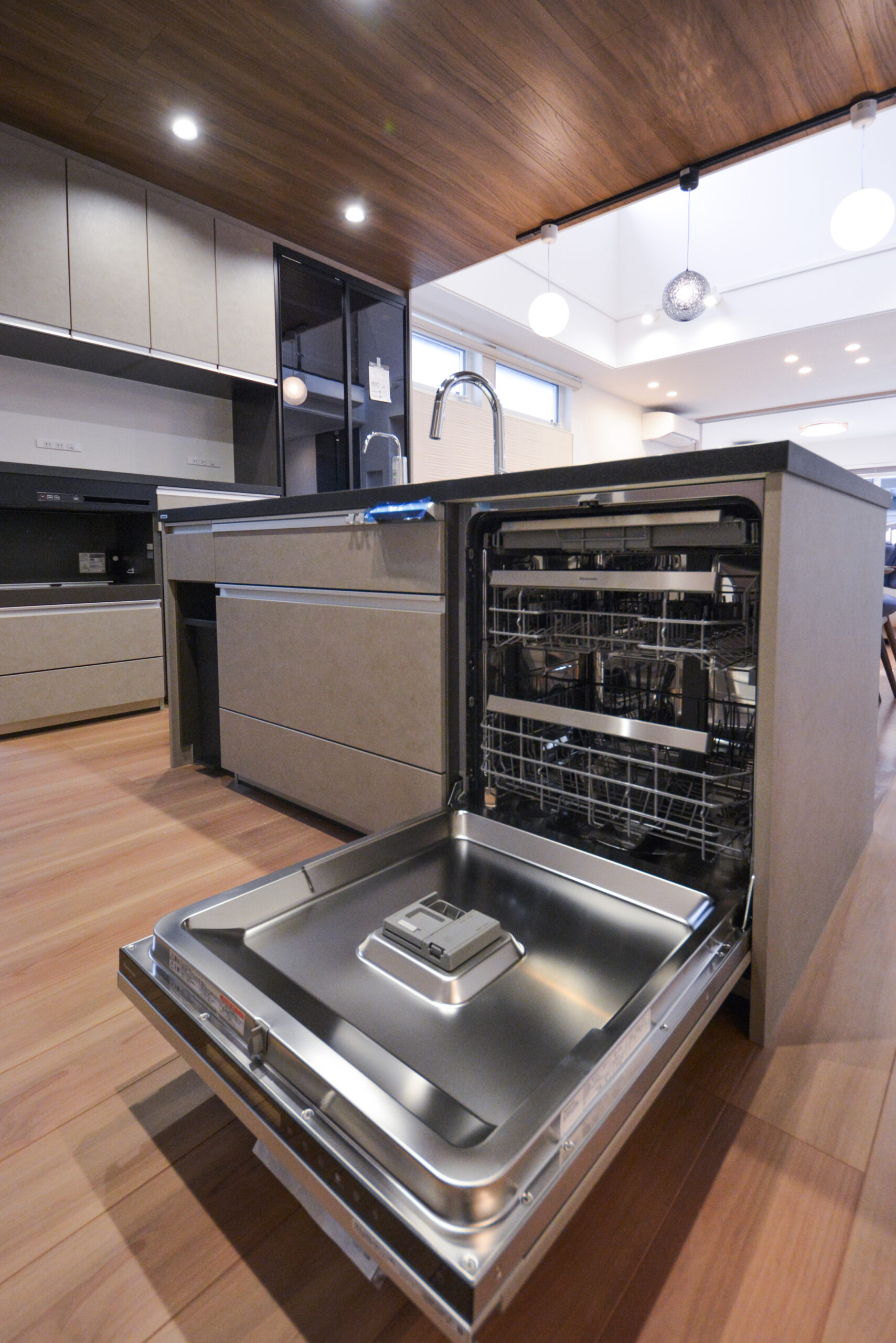 【キッチン】
シンク側には食洗機を搭載。
大容量で食器が入れやすいフロントオープンタイプの食洗機です。