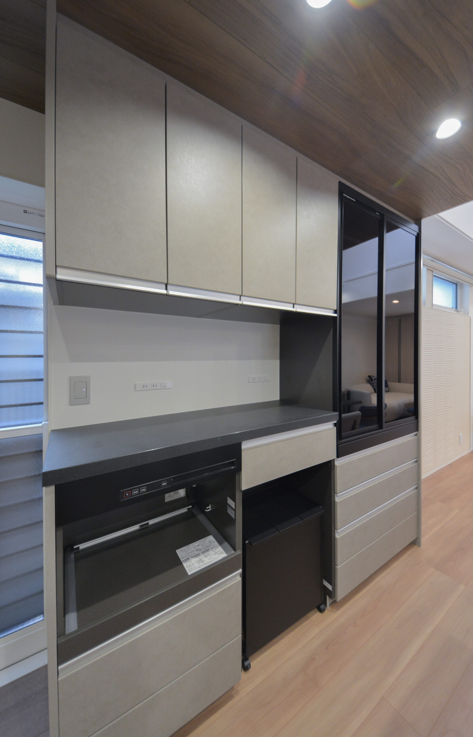 【キッチン】
シンク横のカップボード。
家電設置用のユニットも内蔵されています。