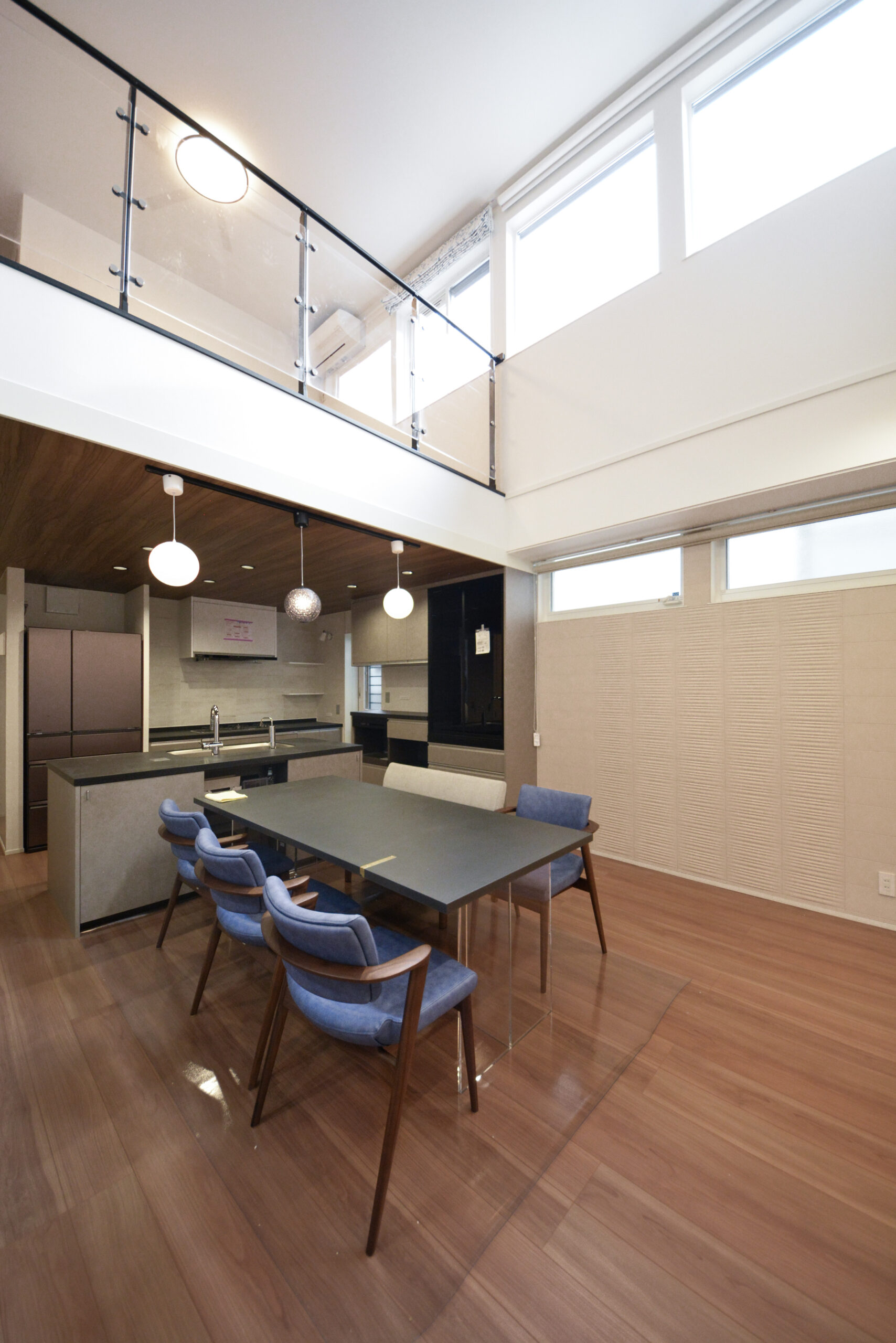 【LDK（ダイニング）】
ダイニング上部は吹抜けになっており、広がりのある空間に。
大きな窓による明るさと開放感が心地よいですね。