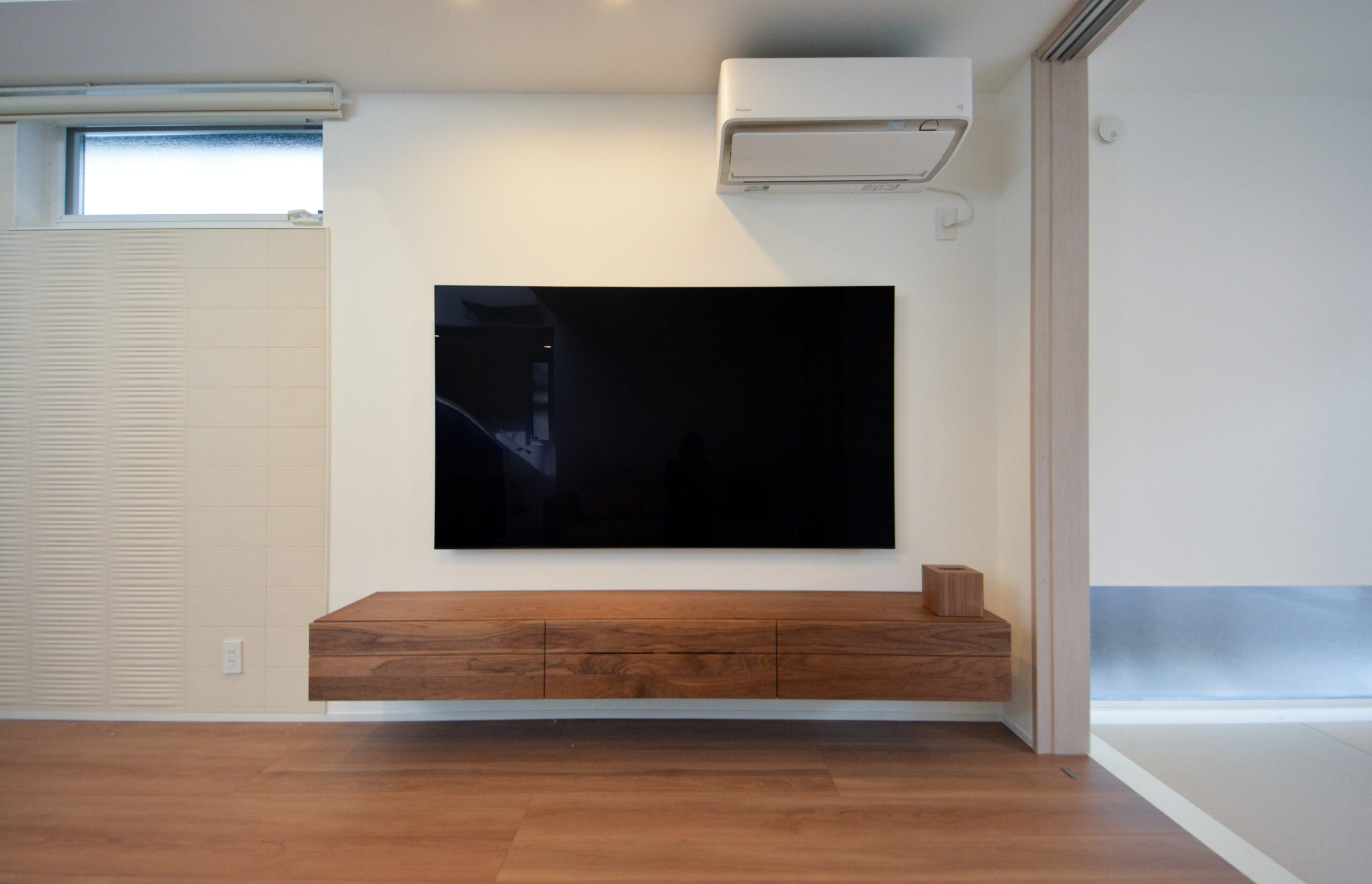 【TVボード】
造作のフローティングTVボード