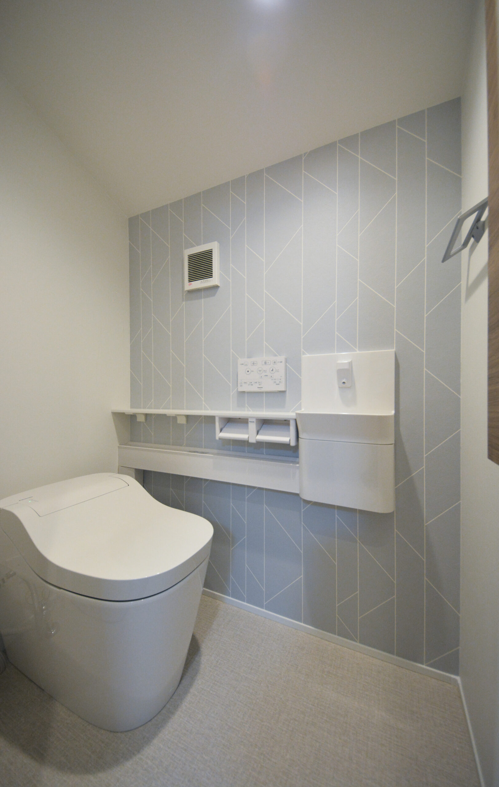 【2階トイレ】
アクセントクロスは爽やかで清潔感のあるブルー。