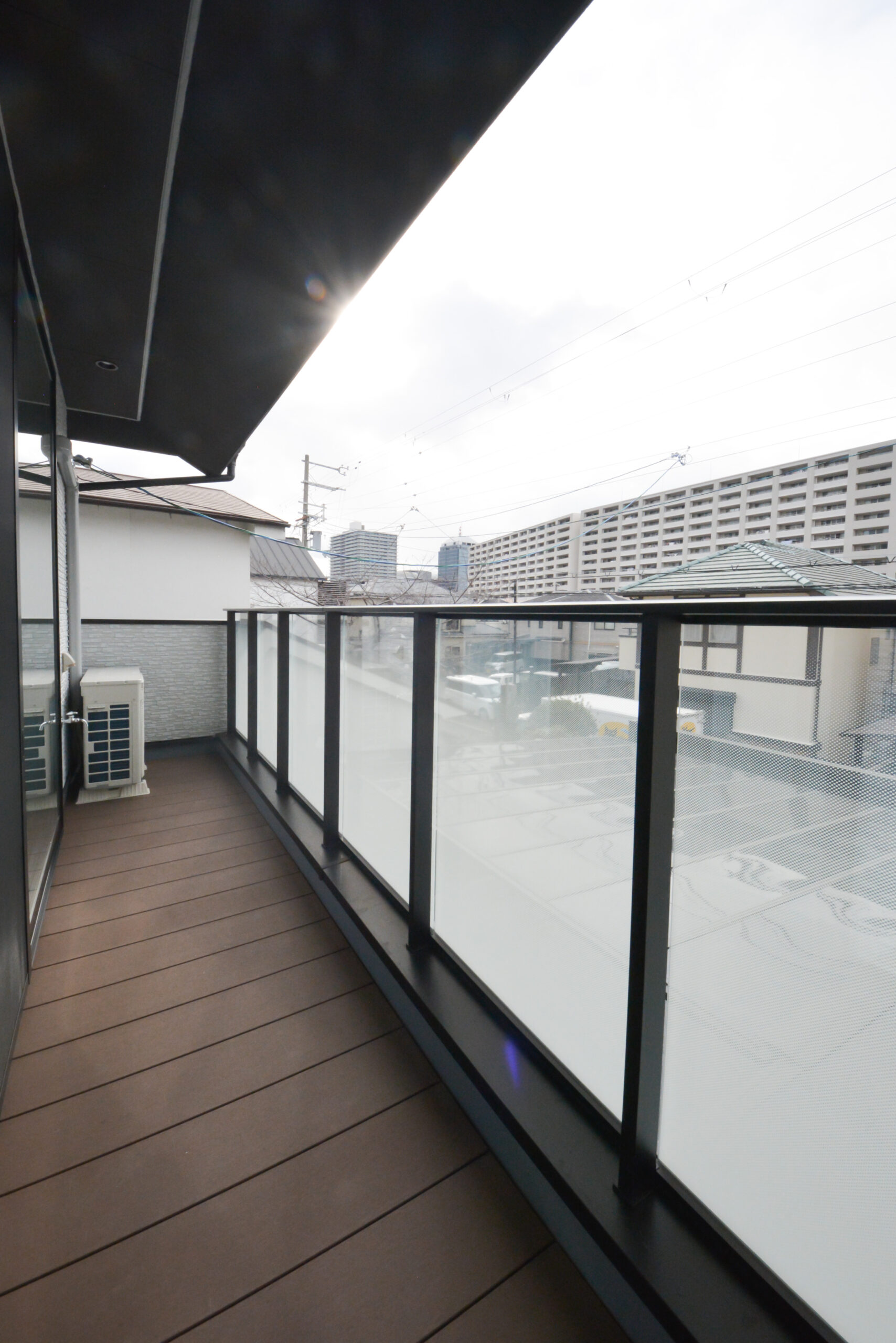 【バルコニー】
透明なパネルを設置しているため、より広々と感じます。
板張りの床がおしゃれですね。