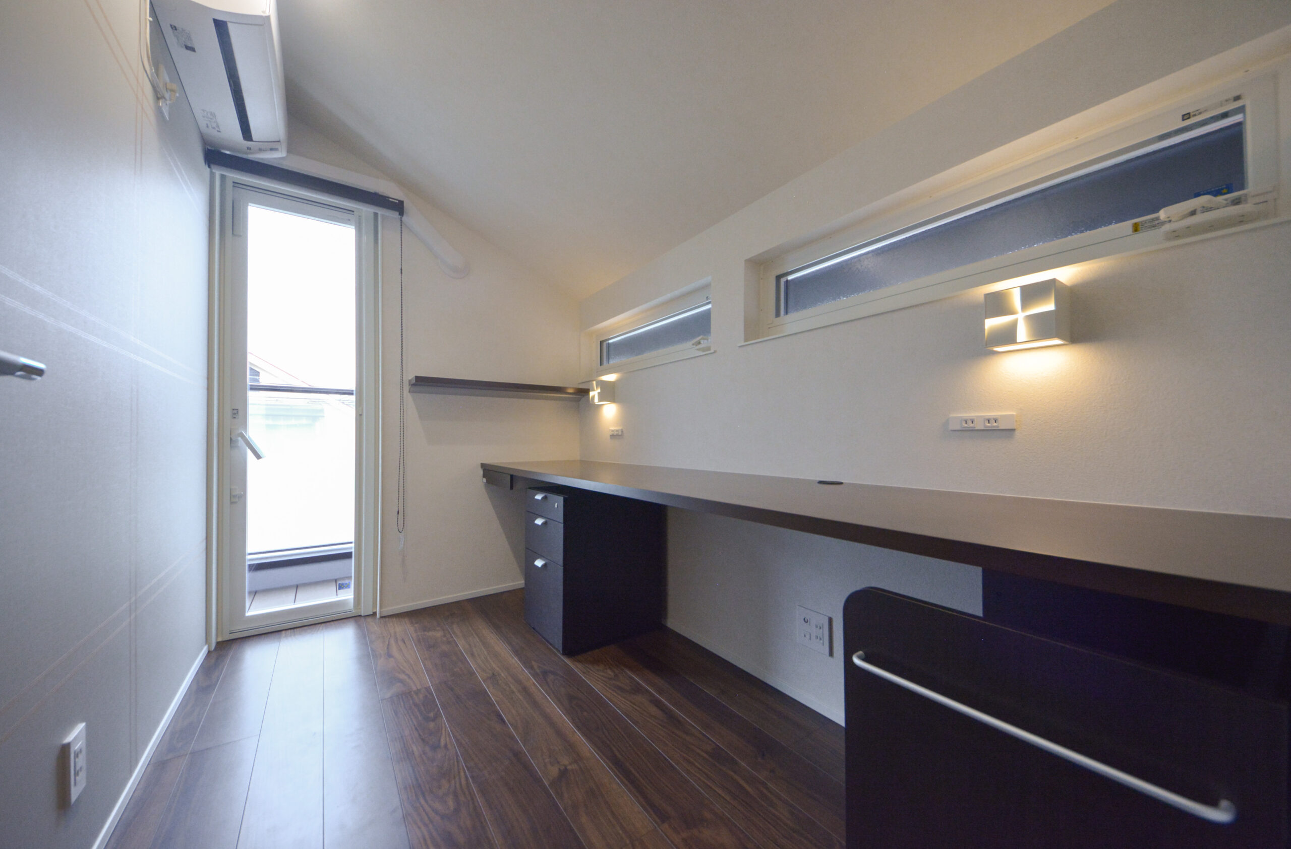 【書斎】
ゆったりとした広さの書斎スペース。
バルコニーに繋がるガラス張りのドアが設置されており、明るい空間です。