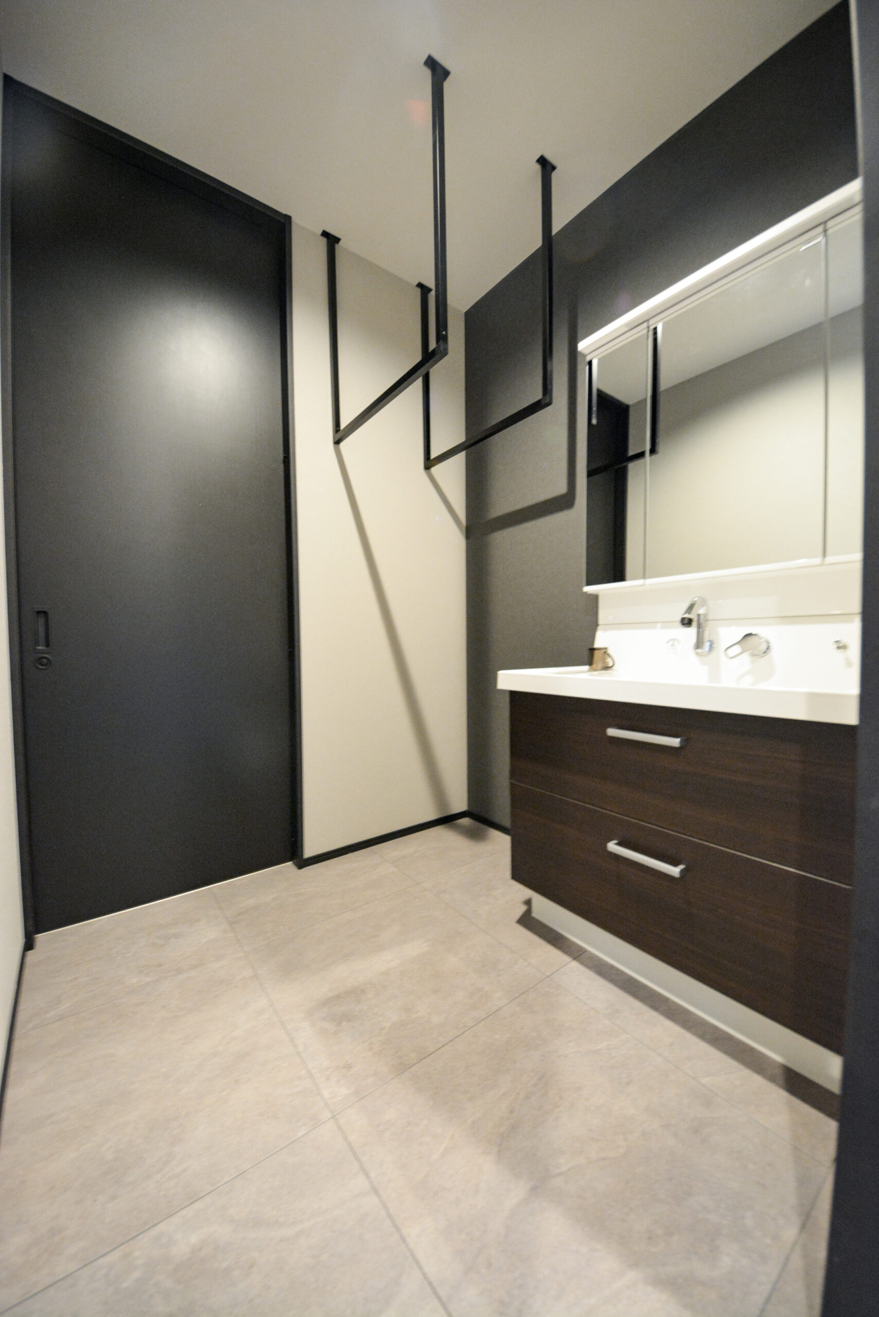 【洗面所】
物干し竿付きの洗面所。