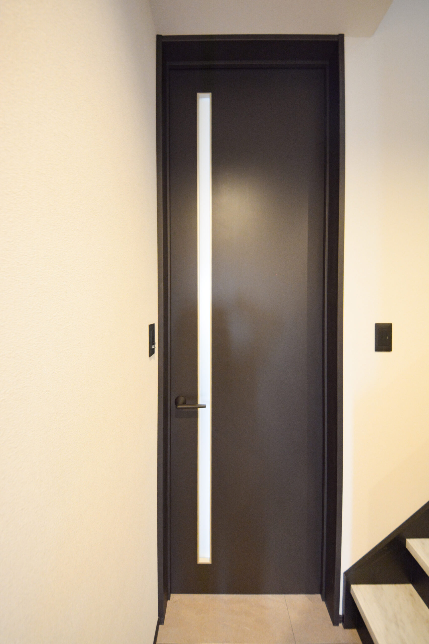 【1階建具】
1階のドアは全てハイドアで統一し、空間全体に統一感と高級感を持たせています。