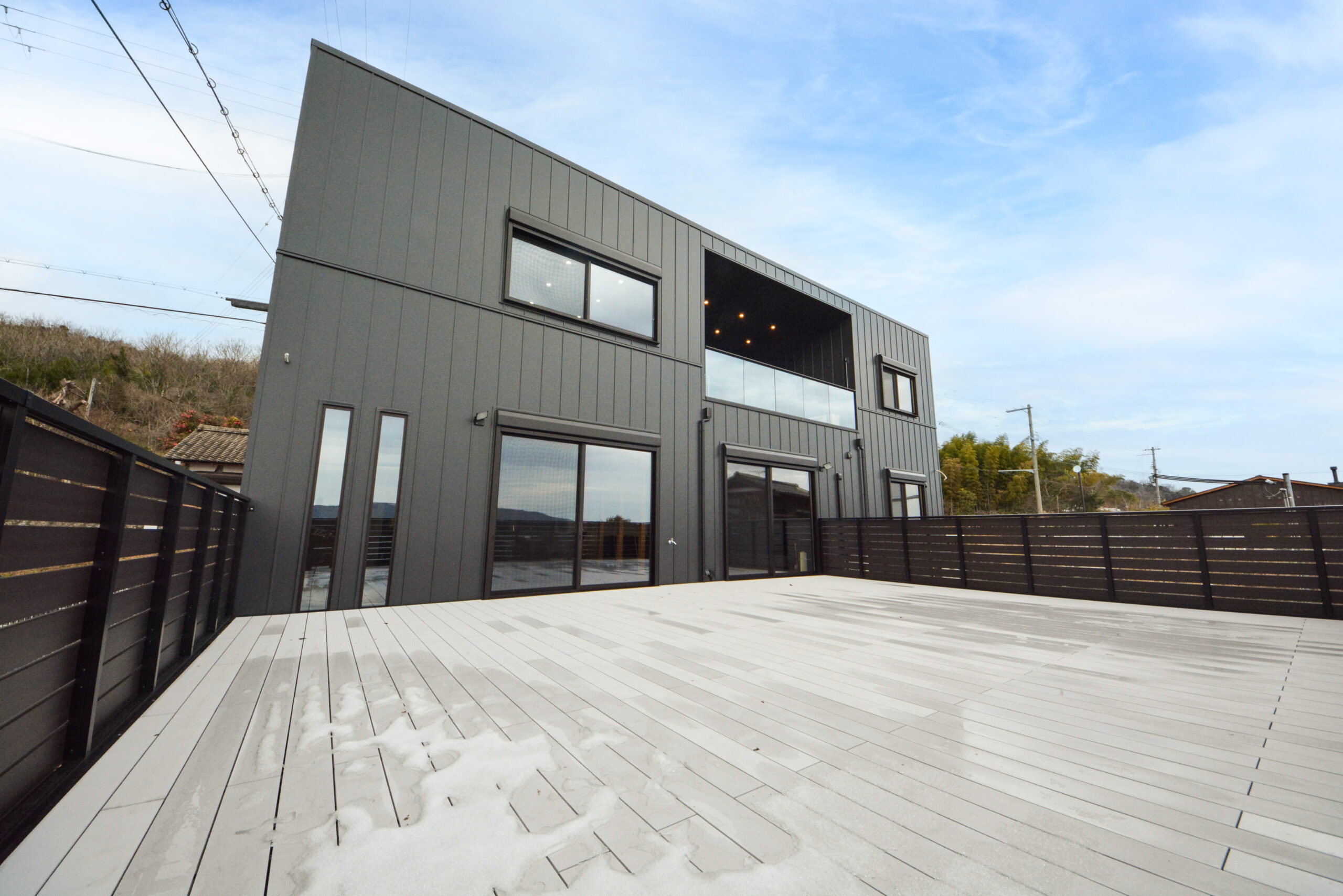 【外観】
建物前面には広々としたウッドデッキ