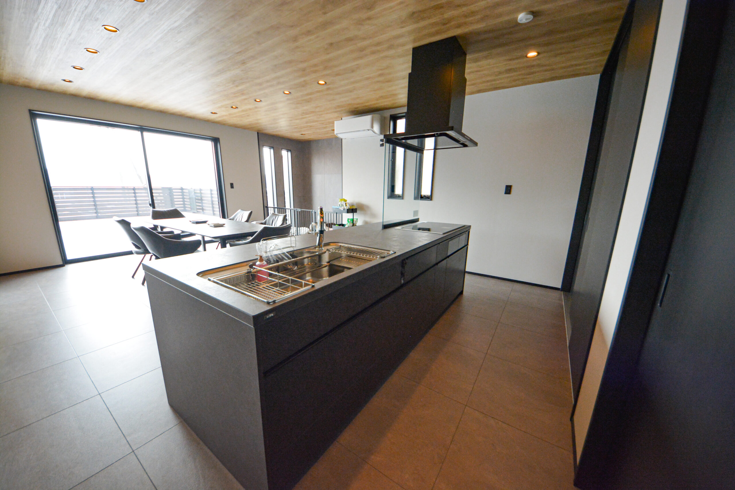 【キッチン】
タッチレス水栓付き