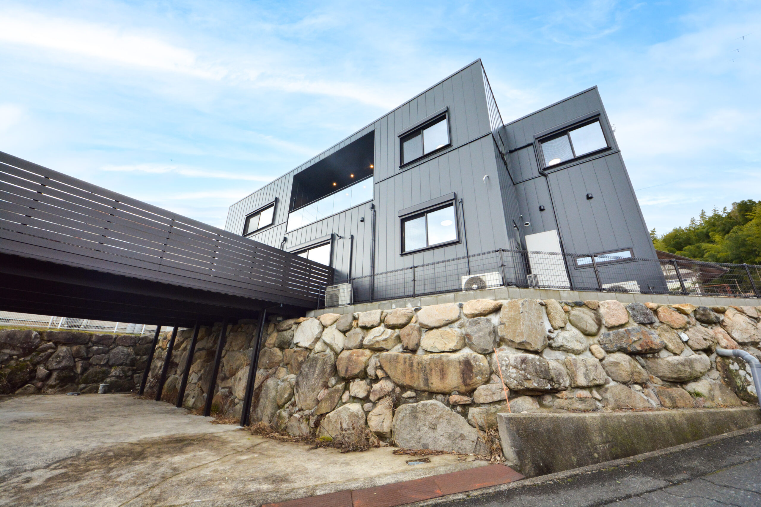 【外観】
大きなウッドデッキ下はカーポートとしてご利用いただけます。