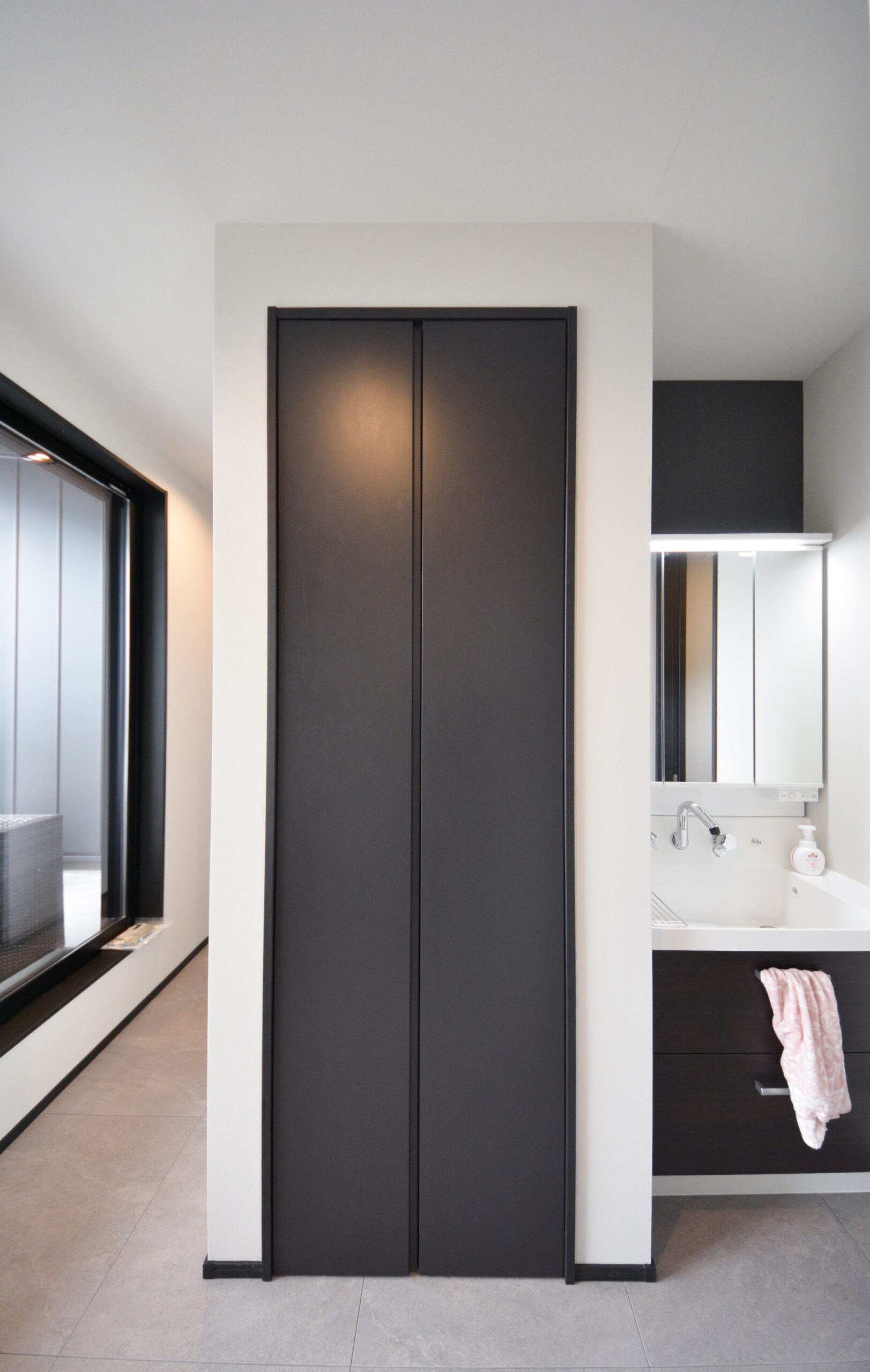 【2階廊下収納①】