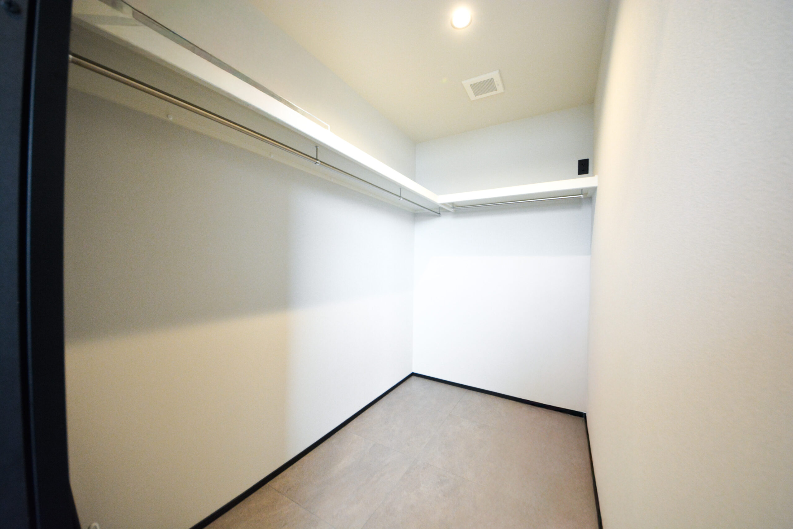 【2階廊下収納】
ウォークインクローゼット。