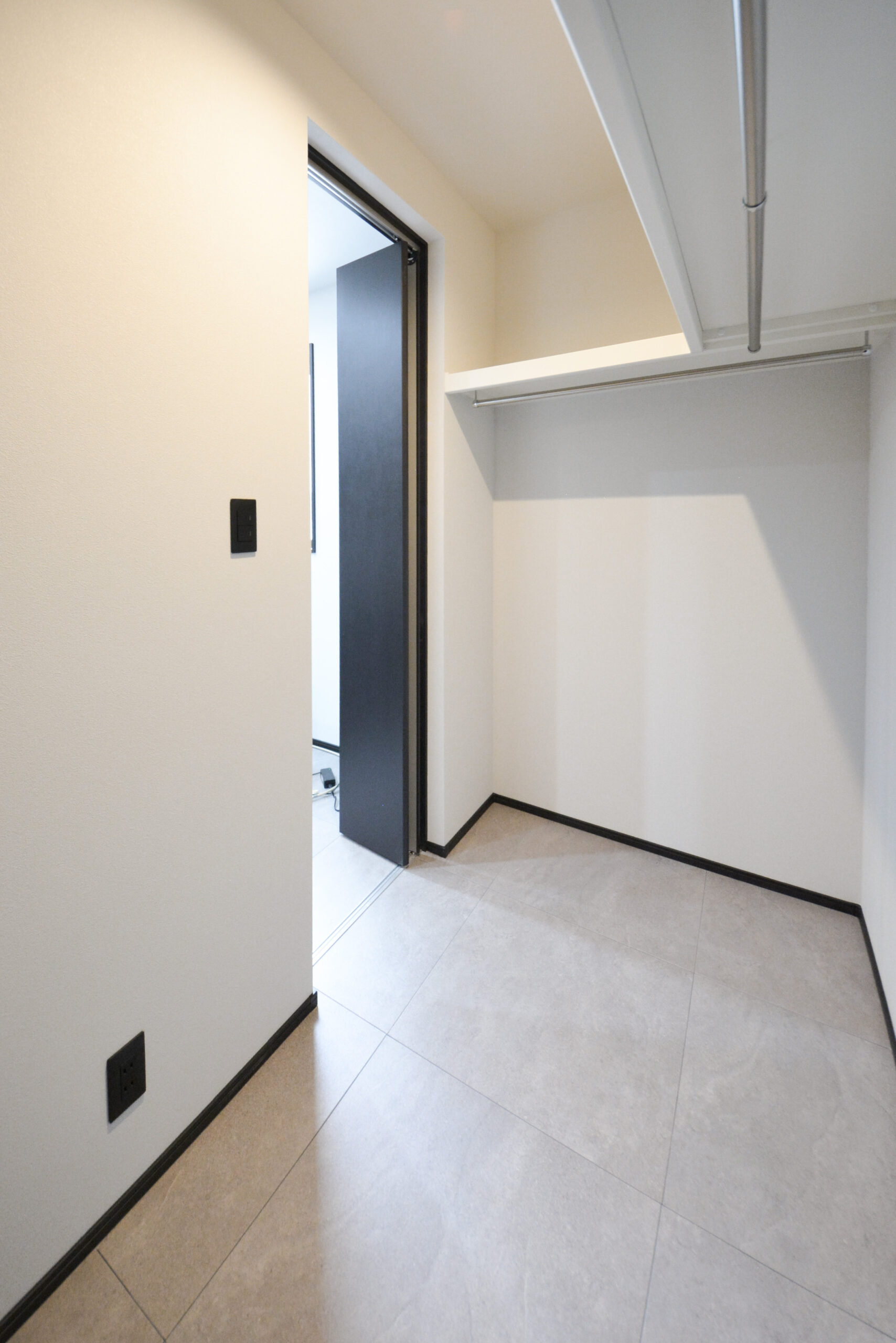 【2階主寝室・収納①】
ウォークインクローゼット。