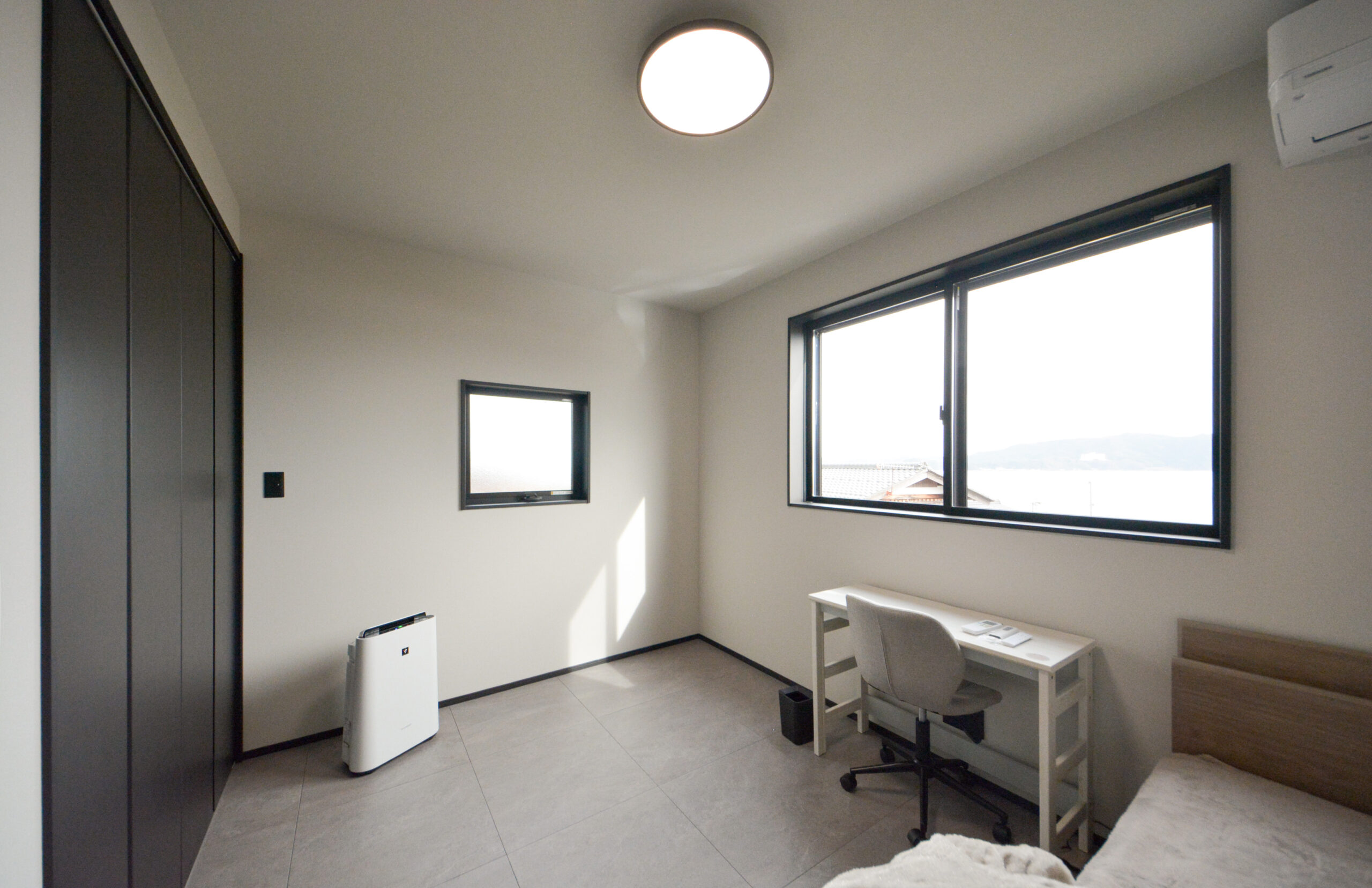 【2階洋室②】
部屋からは海が見えます。