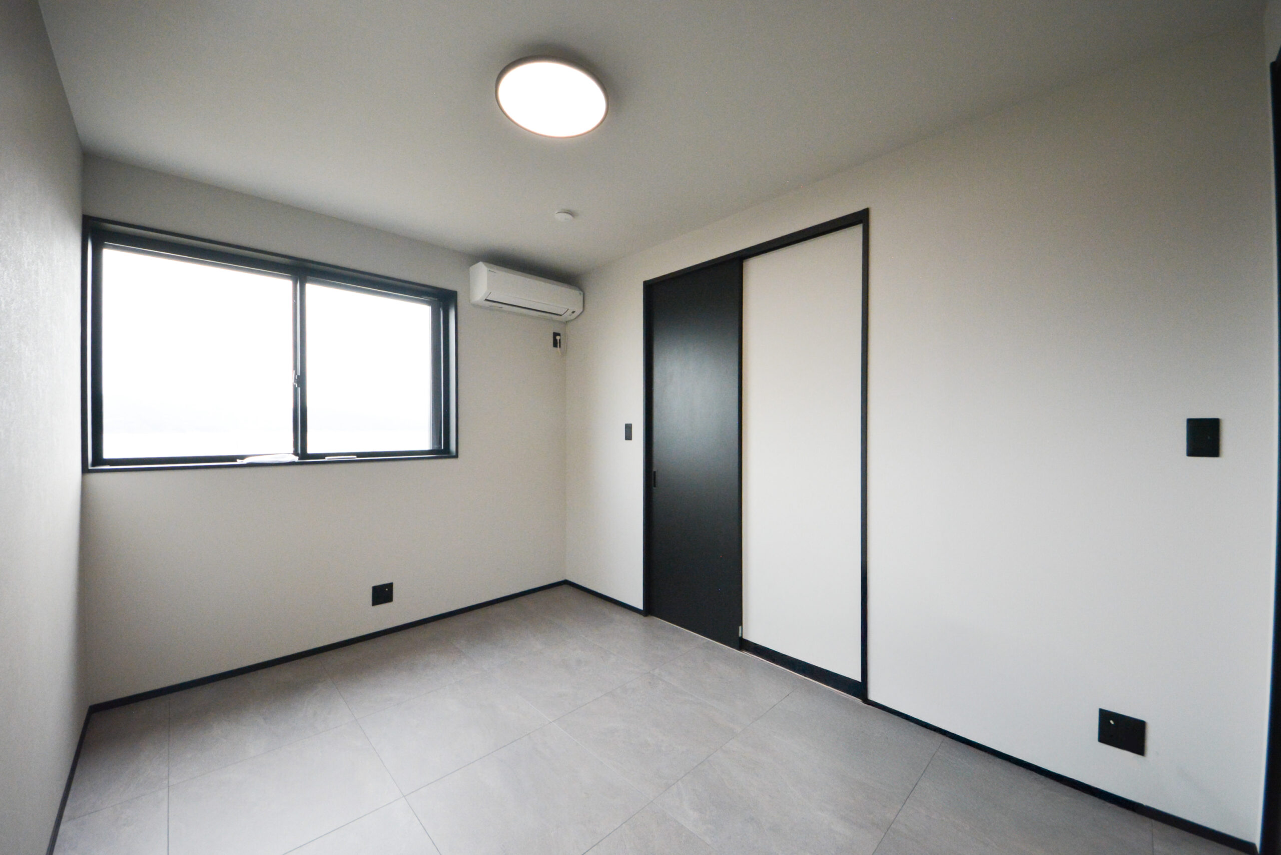 【2階洋室③】
こちらのお部屋からも海が見えます。