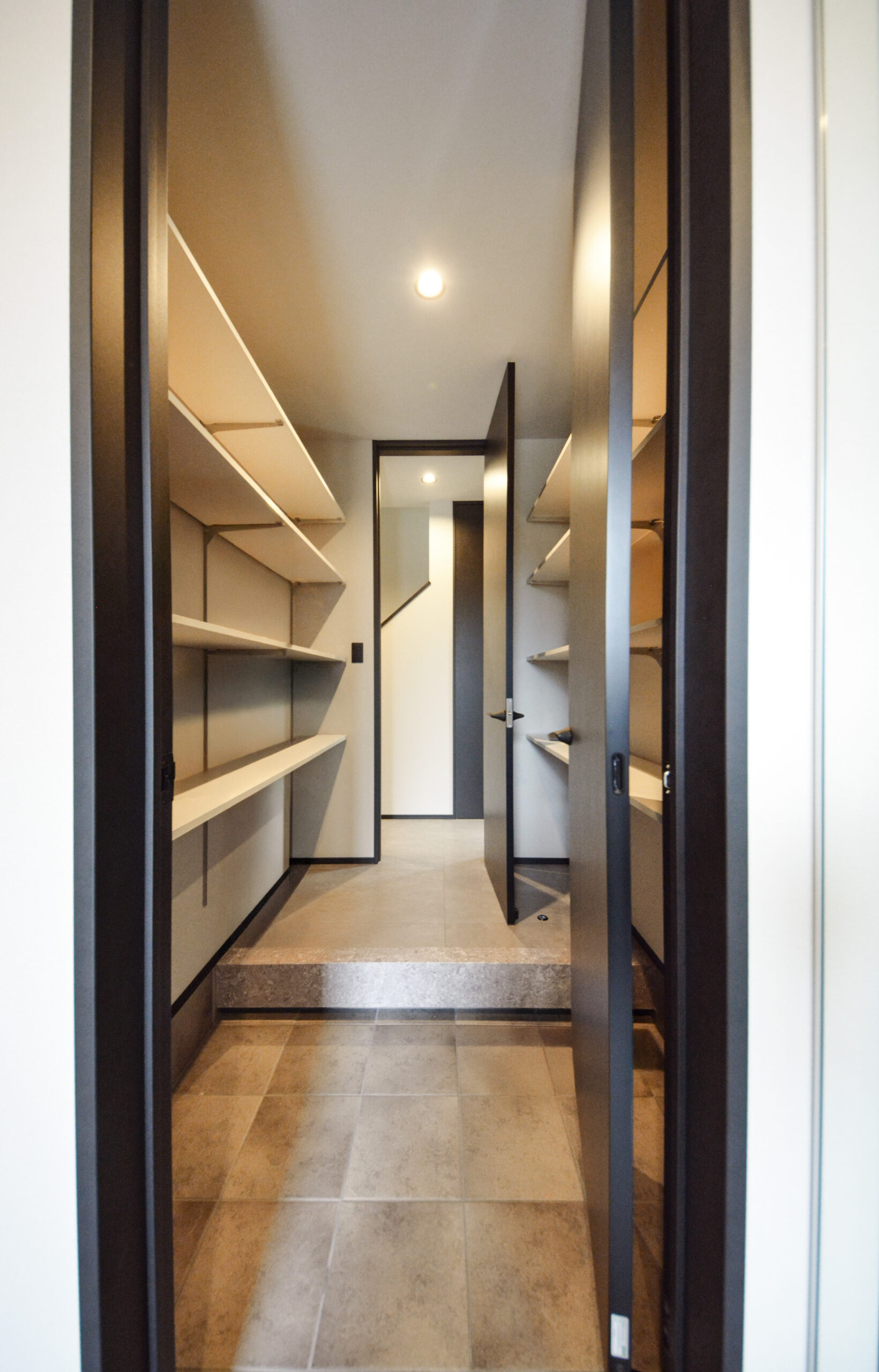 【土間収納】
アウトドアグッズやキャリーケース置き場に！
外からの汚れを室内に持ち込まない便利な収納設備です。