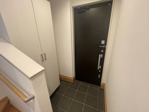 枚方市茄子作北町　中古戸建　玄関