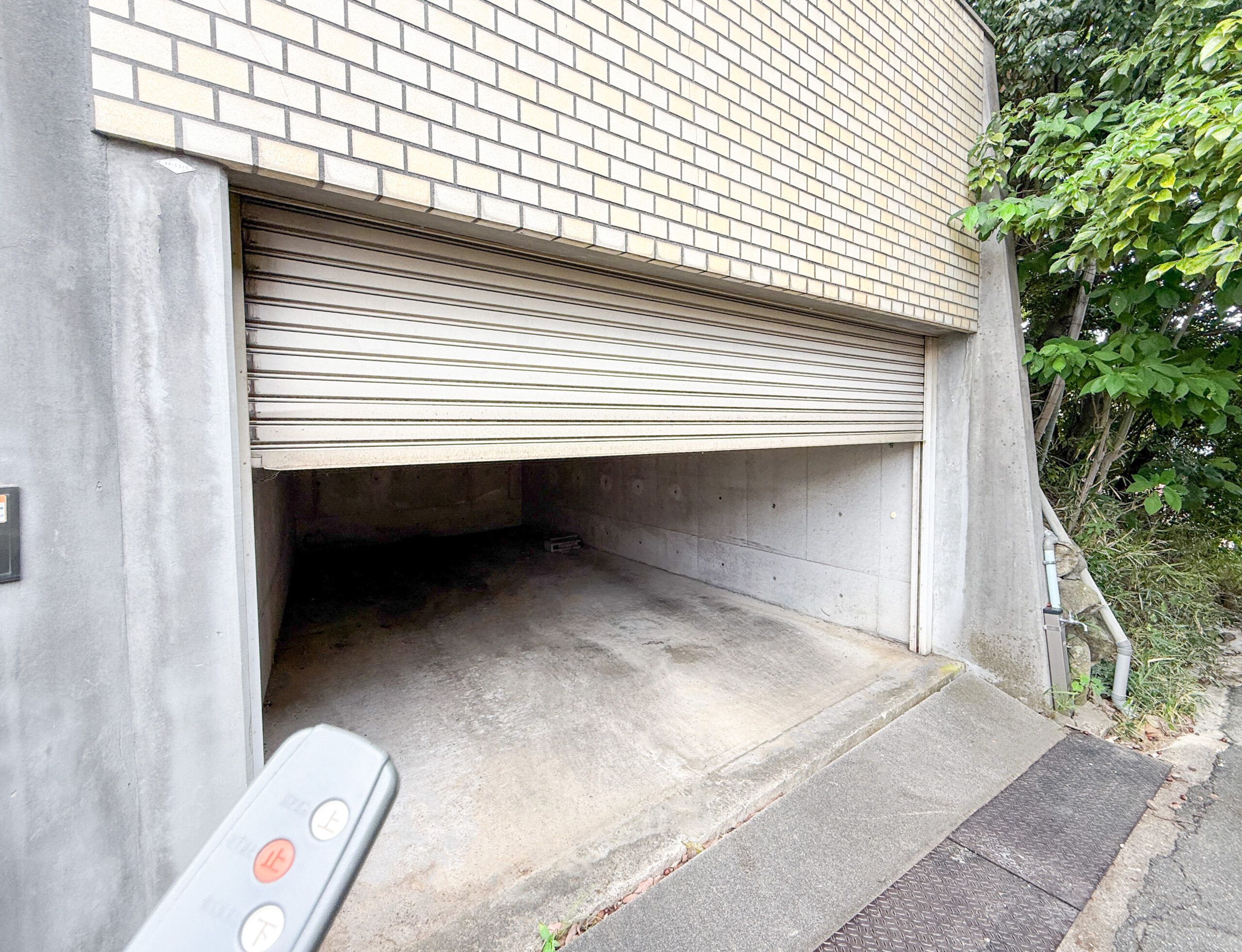 枚方市南中振一丁目　中古戸建　電動シャッター
