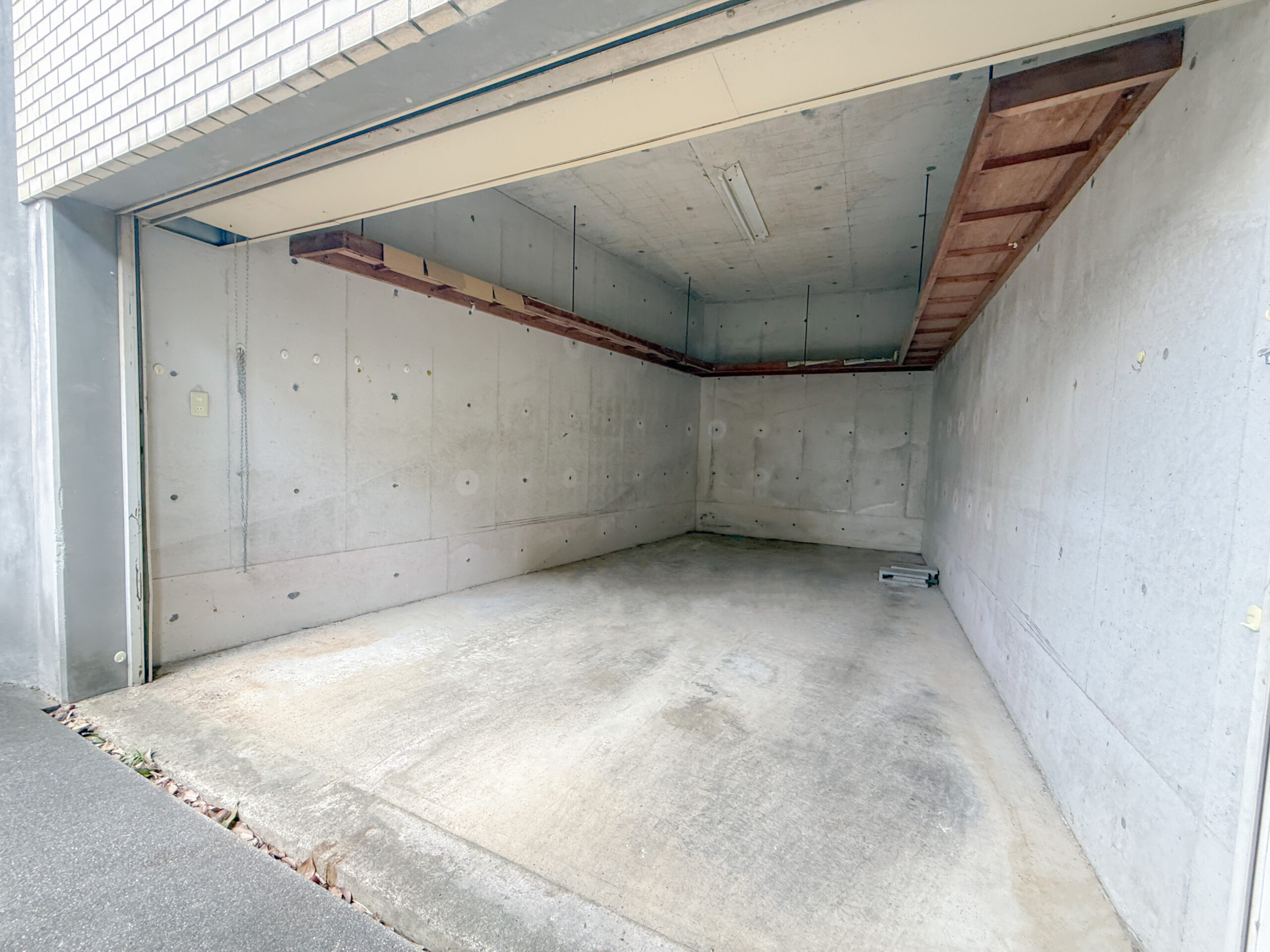 枚方市南中振一丁目　中古戸建　車庫
