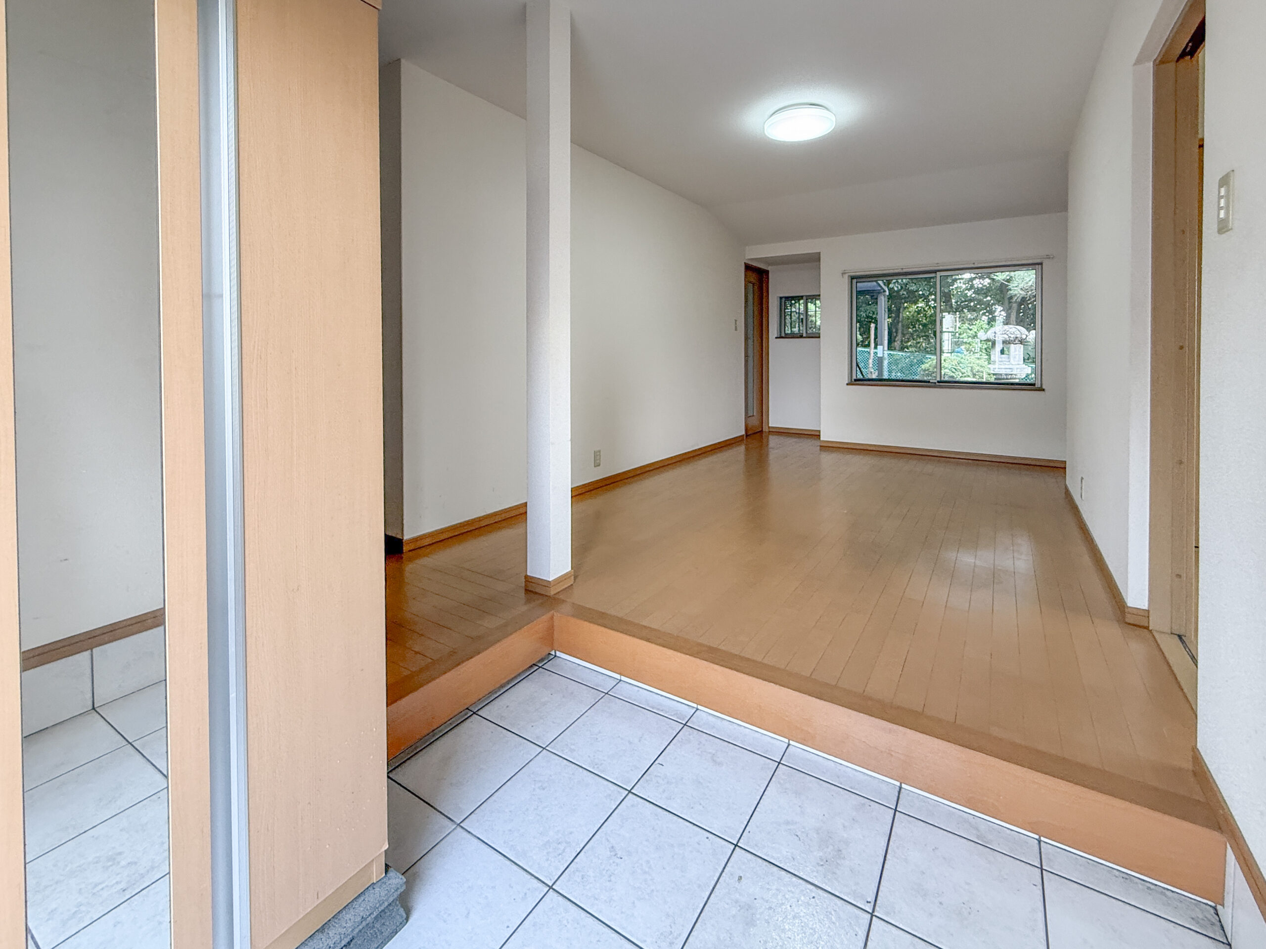 枚方市南中振一丁目　中古戸建　玄関